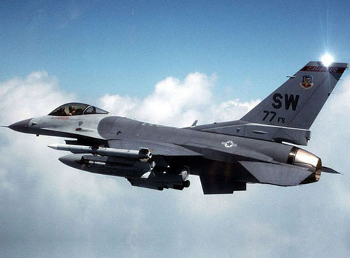 美军派f16战机拦截小飞机 因其靠近奥巴马专机