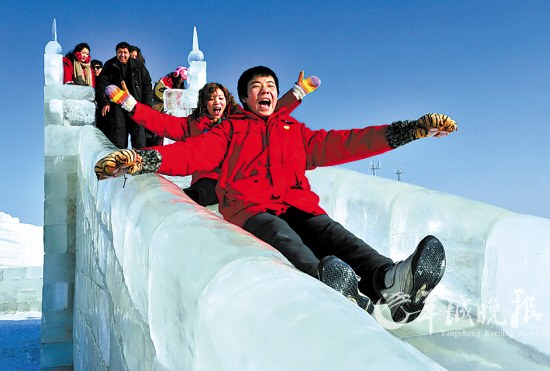 在新疆天山脚下体验冰滑梯