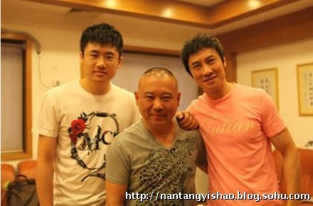 江涛父子和郭德纲合影。(图片来源:人民网)