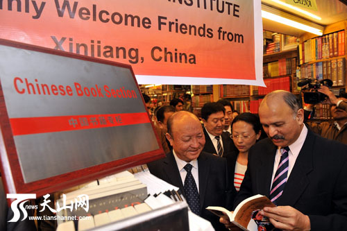 首个中国图书专柜在巴基斯坦首都伊斯兰堡设立。沈桥摄影