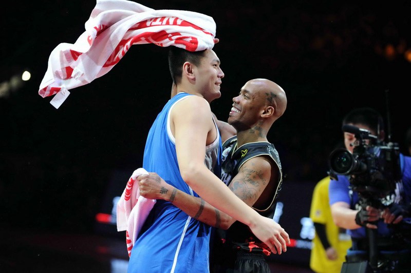 2012年2月19日，2012年CBA全明星周末三分球大赛决赛，北京金隅队朱彦西17分首夺冠。马布里送上熊抱祝贺。本图片由Osports全体育图片社独家提供，严禁个人、媒体转载。