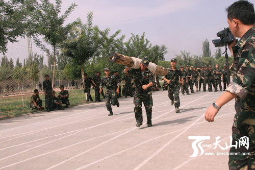 王军贤在扛圆木，参加体能极限考核