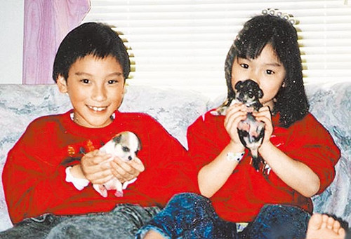 王阳明(左)昨在微博放上与妹妹21年前的合照。图片来源：台湾《苹果日报》