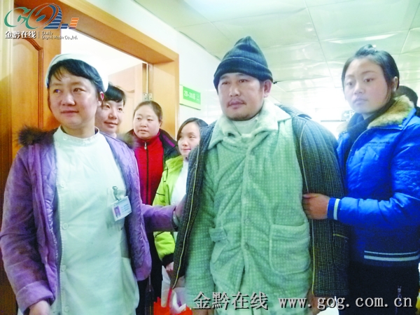 我省首位接受“游离空肠代颈段食管吻合技术”手术的喉癌患者陈圣义在医护人员的陪同下准备出院。　　