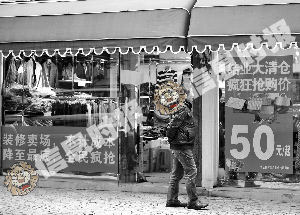 白天鹅宾馆一楼商场的很多服装店清场大甩卖。