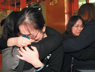 昨天不断有凤迷到安放她骨灰的大溪宝塔寺悼念，歌迷难过放声大哭。