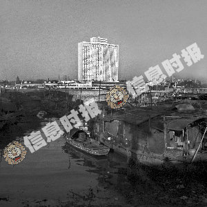 图片摄于1984年,芳村码头沿珠江边随处可见排成行的木船,与远远的白天鹅宾馆形成强烈对比。黄亦民 摄