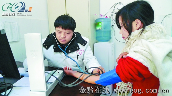 门诊医生为村民诊断病情 本报记者 张元斌 摄