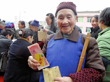 贵州山区老年人领取养老金(资料图片