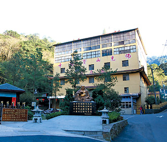 位在山区环境清幽的大溪镇佛光山宝塔寺，是凤飞飞骨灰长存之处，但寺方保密到家，强调出家人不打诳语，只有“林秋鸾”，没有凤飞飞。