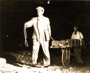 1958年6月，周总理在十三陵水库工地参加劳动。