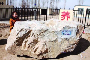 2011年,在五原县开玉石店的收藏爱好者赵海龙得到消息:乌拉特前旗佘