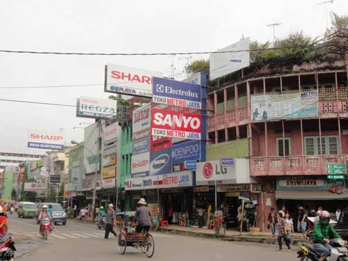 巨港各街道的繁荣景象。（图：印尼《星洲日报》）