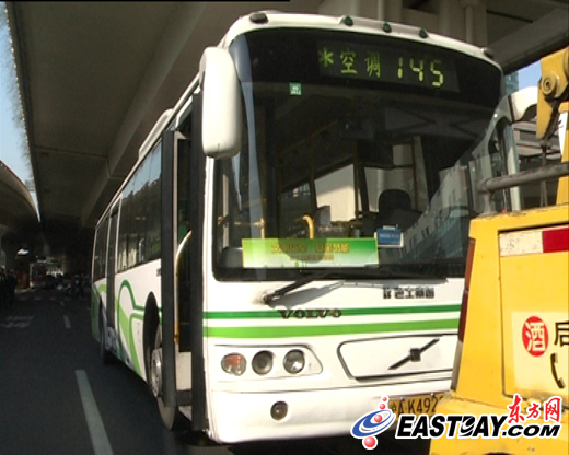 沪145路一公交车撞死老太太