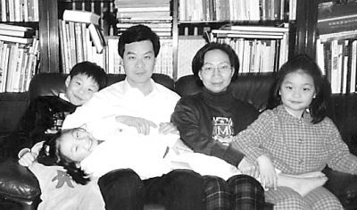 梁振英和家人在一起。