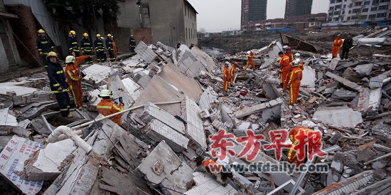有目击者说，倒塌楼房平时有拾荒者居住，事发后消防人员展开搜救。早报记者 杨一 图
