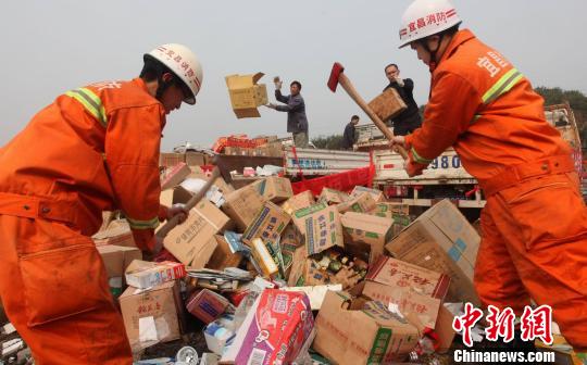 两万余件假货集中销毁 两万余件假货集中销毁