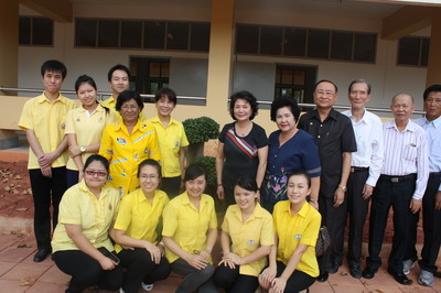 在素叻华萌学校新教学楼友谊树前合影