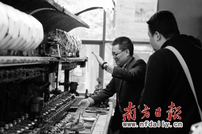 吴英海正在示范缫丝机如何操作。