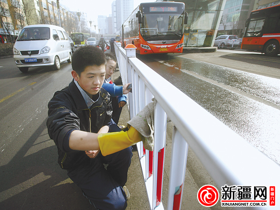 擦护栏 学雷锋