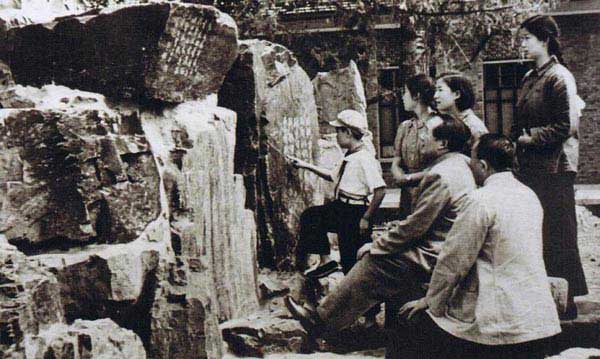 （毛主席和李敏，李纳等在北京玉泉山1953年）