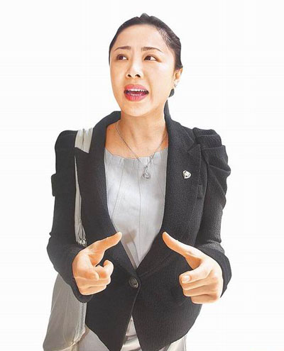 李婉钰当庭看到对话录音译文后立即变脸否认。图片来源:台湾《苹果日报》