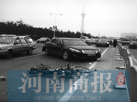 电动车出事后,两辆汽车为了避让,发生追尾-电动车 抄近道 横穿马路高清图片