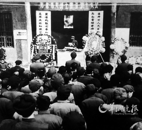 雷锋的家乡———湖南望城,召开的纪念大会现场,此时给雷锋的定义是“伟大战士”。