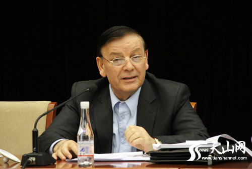 新疆代表团副团长,自治区人大常委会主任艾力更·依明巴海讲话.
