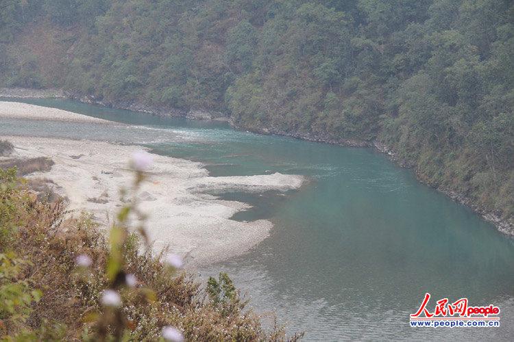 盘山公路的一侧是清澈的河流，山谷中的风景十分秀丽。人民网记者 丁刚摄