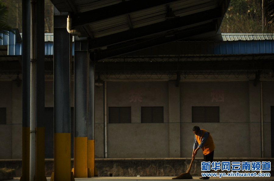 3月6日,王学义在打扫车站卫生。新华社记者 李晓果 摄