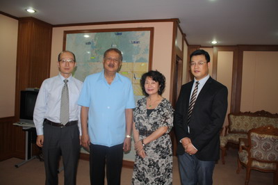 王总与沙敦府尹等合影