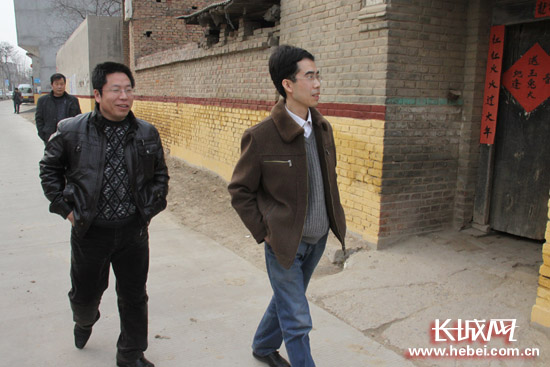 邢台市煤气热力总公司驻村干部在西县南村走访。长城网 贺宏伟 摄