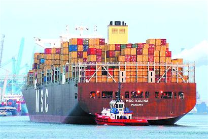 2艘巨无霸级货轮被牵进青岛港 长过世界最大航母