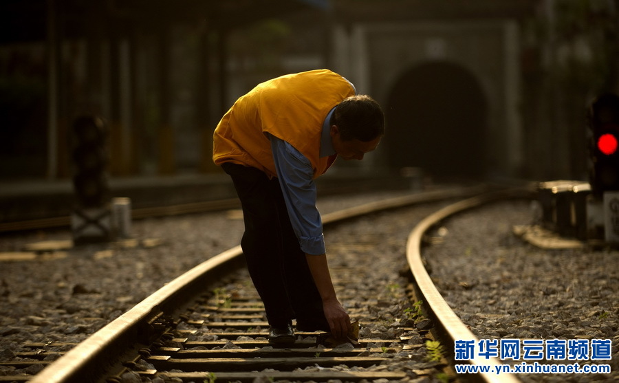 3月6日,王学义在铁路上拾垃圾。新华社记者 李晓果 摄
