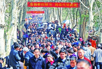 石门峰清明祭扫迎高峰