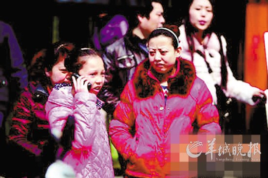 　　女孩再次体验时，超市职员拿出电话借给她图片来源：华商报