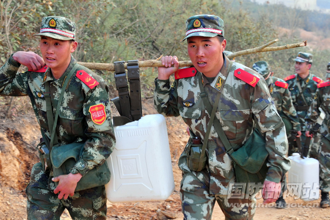 据悉,从19日武警云南总队接到扑火命令后,火速调集玉溪支队120余名