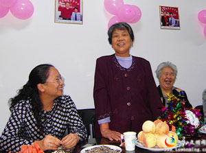 遵化市志愿者与空巢老人一起过中秋