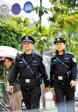 深圳警察走出房子车子全警上路