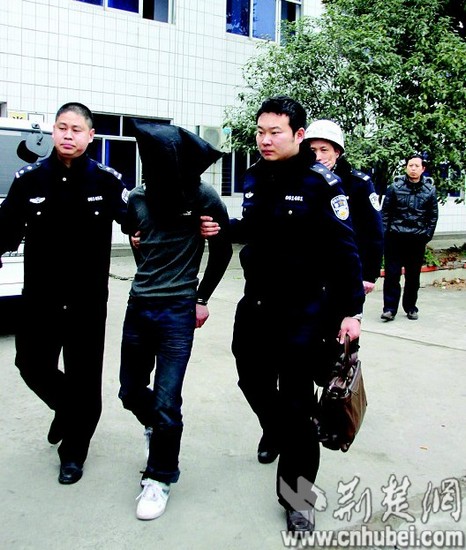 女职工上夜班途中遭劫杀 沾血外套锁定冷面疑