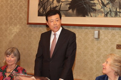 驻英国大使刘晓明在为英国前驻华使节举行庆祝