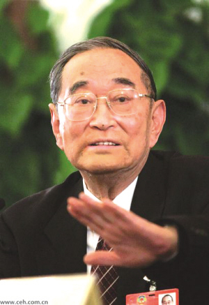 著名经济学家厉以宁日前在北大为学员作报告时表示,目前民营企业的