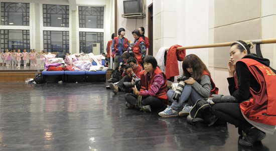 女摄影家们排练厅创作。