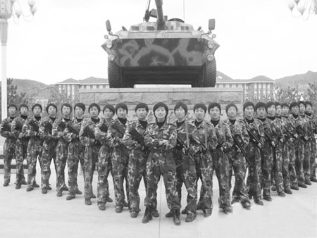 16名<em>武警女子特警队</em>队员在天安门广场执勤