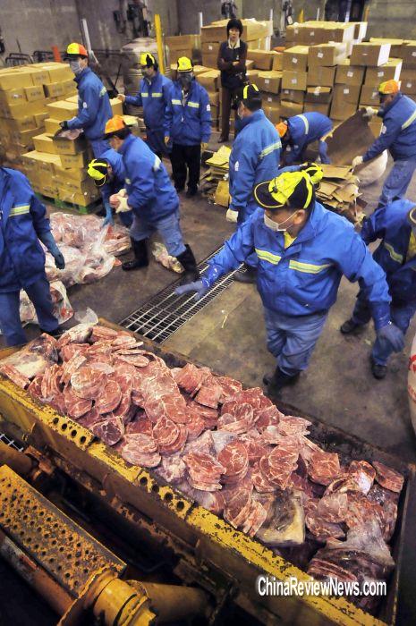 台北市环保局12日在木栅垃圾焚化厂,将含有动物用药莱克多巴胺(瘦肉精)的肉品倒入铲装机,再倒入焚化炉销毁。