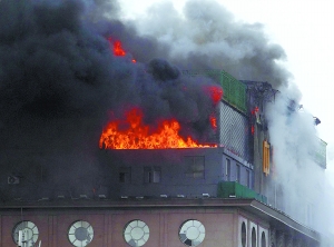 西安中财金融大厦顶楼发生火灾