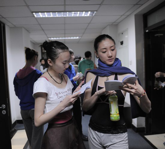 演员训练之余。