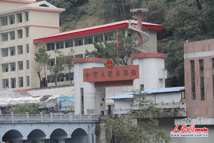 在尼泊尔一侧可以清晰望见中华人民共和国的国门，走过国门就是西藏自治区的樟木镇。人民网记者 丁刚摄