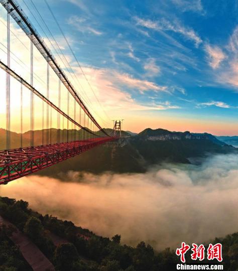 吉茶高速公路的控制性工程矮寨特大悬索大桥